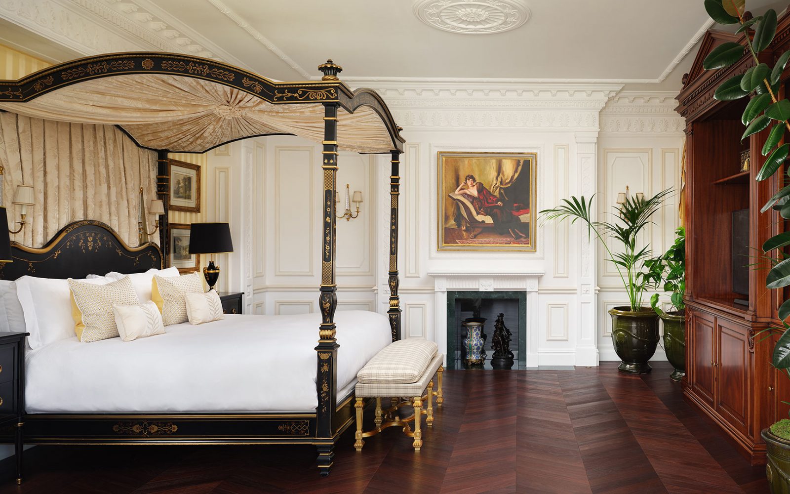 TheSavoy_RoyalSuite_Bedroom_2_Jack_Hardy_2024_16_9-1600x1000